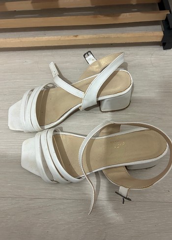 Beyaz Tokalı Kadın Sandalet - Görsel 2