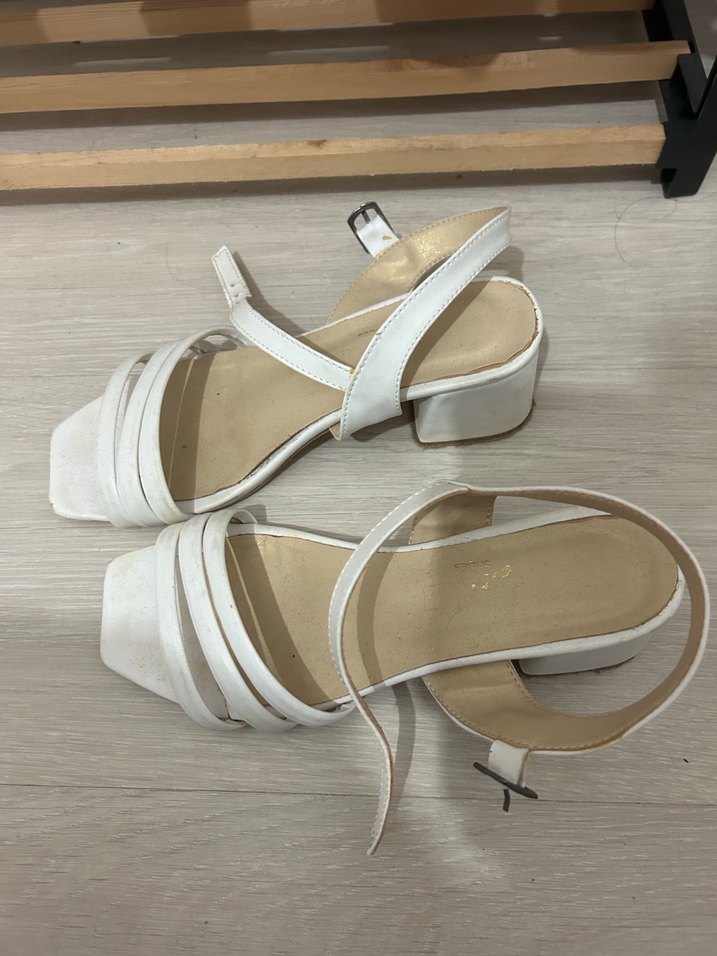 Beyaz Tokalı Kadın Sandalet - Görsel 2