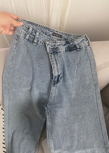 Gri tonlu geniş kesim kadın kot pantolon
