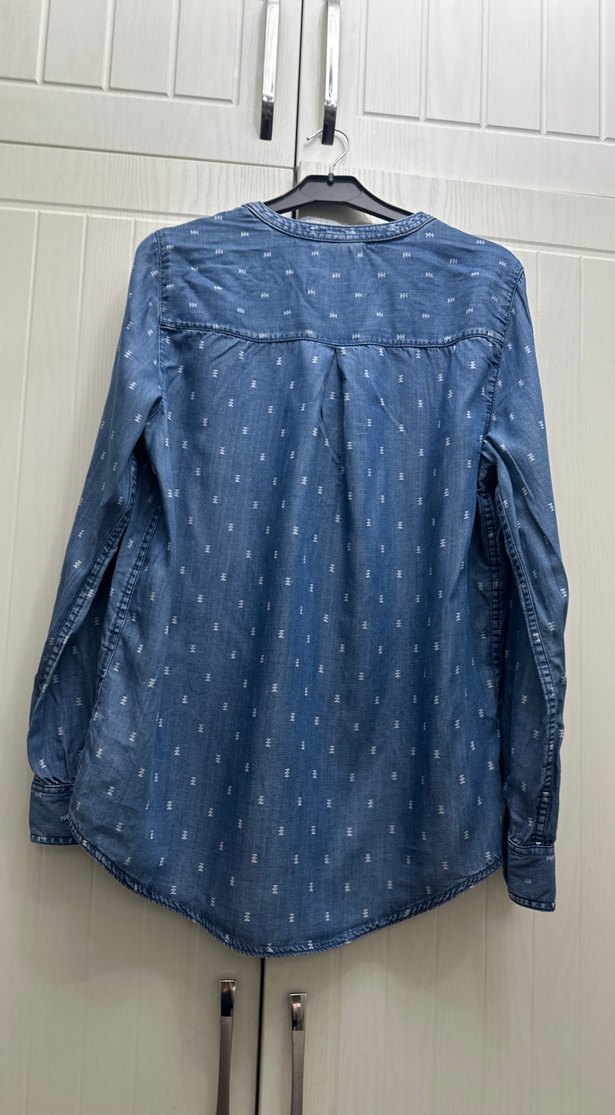 Düğmeli V Yaka Kadın Kot Gömlek - Görsel 2