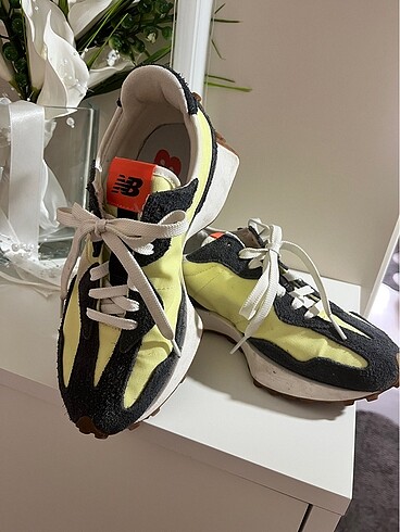 New Balance 327