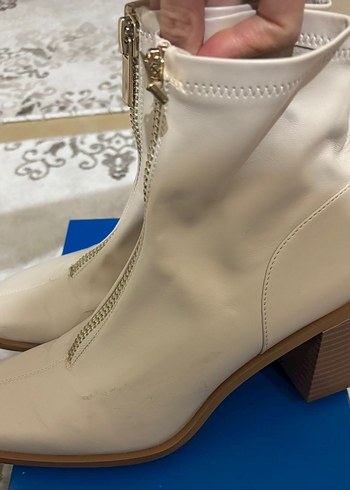 Beyaz Deri Fermuarlı İnce Topuklu Kadın Bot - Görsel 2