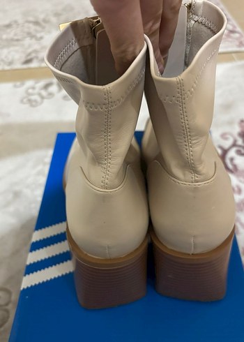 Beyaz Deri Fermuarlı İnce Topuklu Kadın Bot - Görsel 3