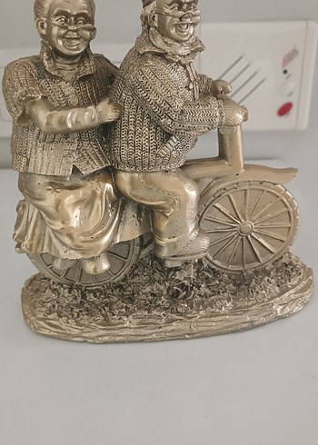 Altın Renkli Bisiklet Sürüşü Figürü