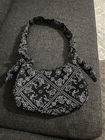 Bandana desenli kol çantası