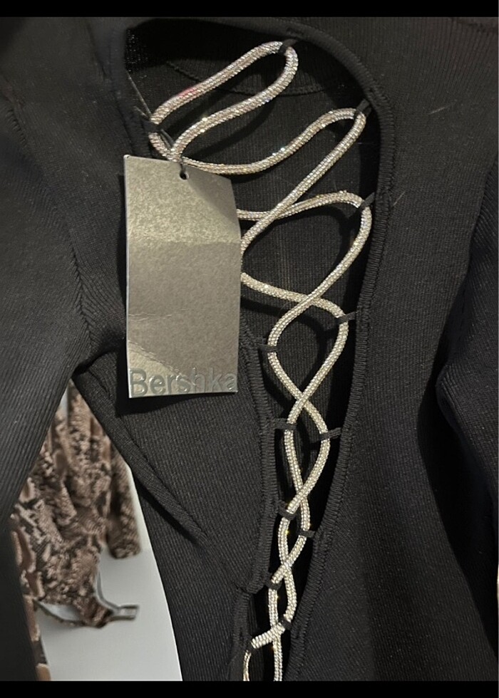 Bershka sırttan dekolte elbise - Görsel 3