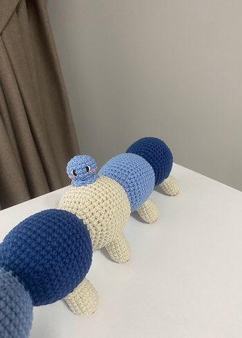 Beden Renk Mavi Fiyonklu Amigurumi Örgü Tırtıl Oyuncak