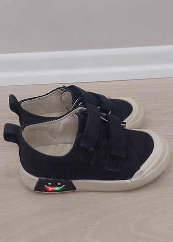 25 Beden Erkek Çocuk Siyah Cırt Cırtlı Sneakers