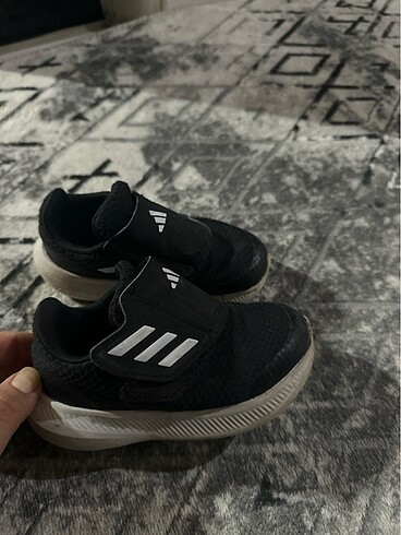 Adidas Az giyilmiş