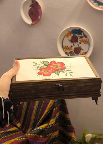 Çiçek Desenli Ahşap Makyaj Kutusu