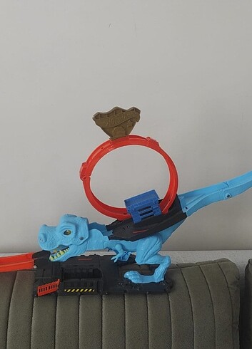 Hot Wheels City T-Rex Loop Ve Akrobasi Oyun Seti