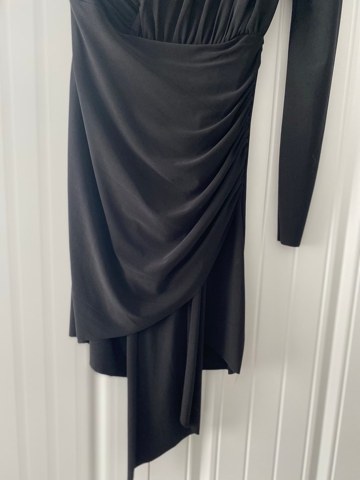 Siyah Drapeli Tek Kollu Elbise - Görsel 3