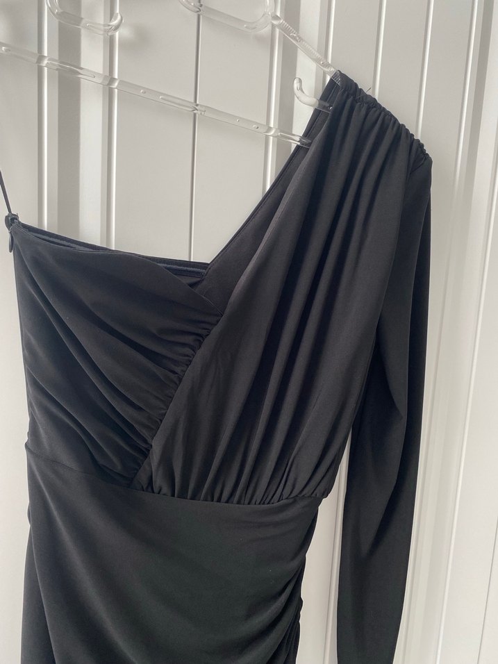 Siyah Drapeli Tek Kollu Elbise - Görsel 2