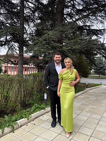 Happy to wear yeşil elbise