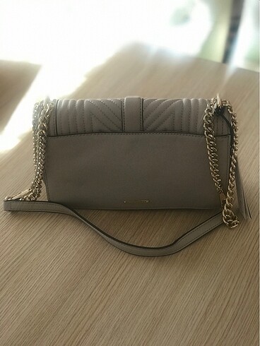 Beden Rebecca Minkoff love model