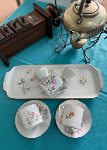 Beyaz Pastel Çiçek Desenli Porselen Fincan Seti