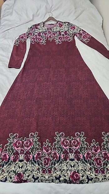 Pembe çiçekli elbise