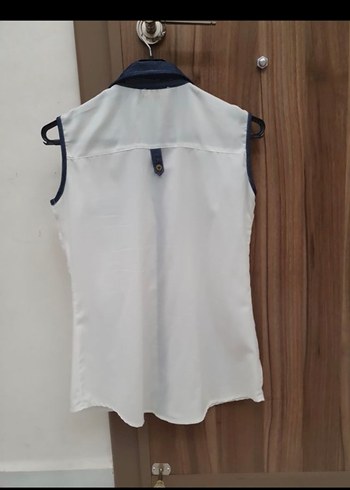 Düğmeli Kot Detaylı Beyaz Kolsuz Gömlek - Görsel 3