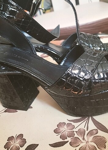 Bershka kalın topuk kroko sandalet 