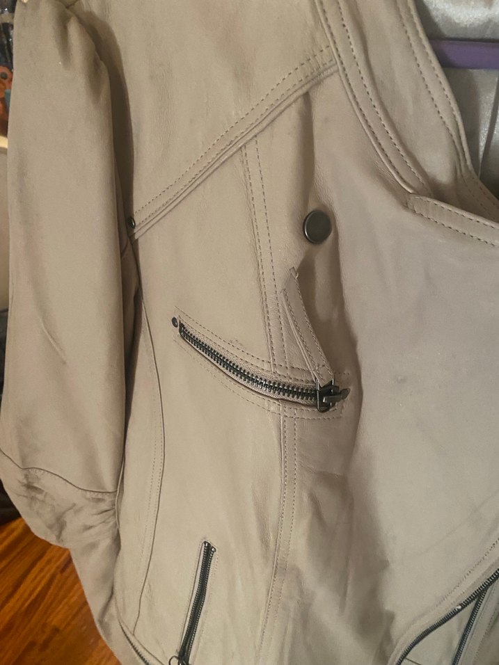 Zincir Detaylı Bej Deri Kadın Ceket - Görsel 3