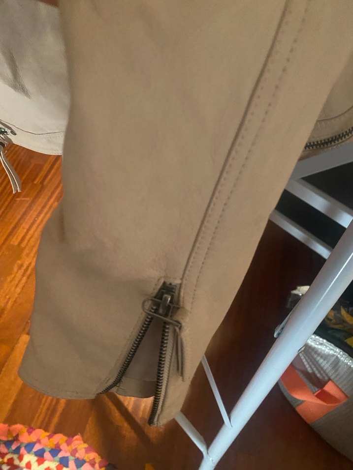 Zincir Detaylı Bej Deri Kadın Ceket - Görsel 4