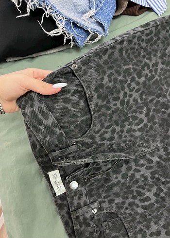 Pull and Bear Gri siyah Leopar Desenli Kadın Jean