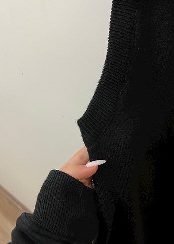 Siyah V Yakalı Kolsuz Yün Süveter - Görsel 2