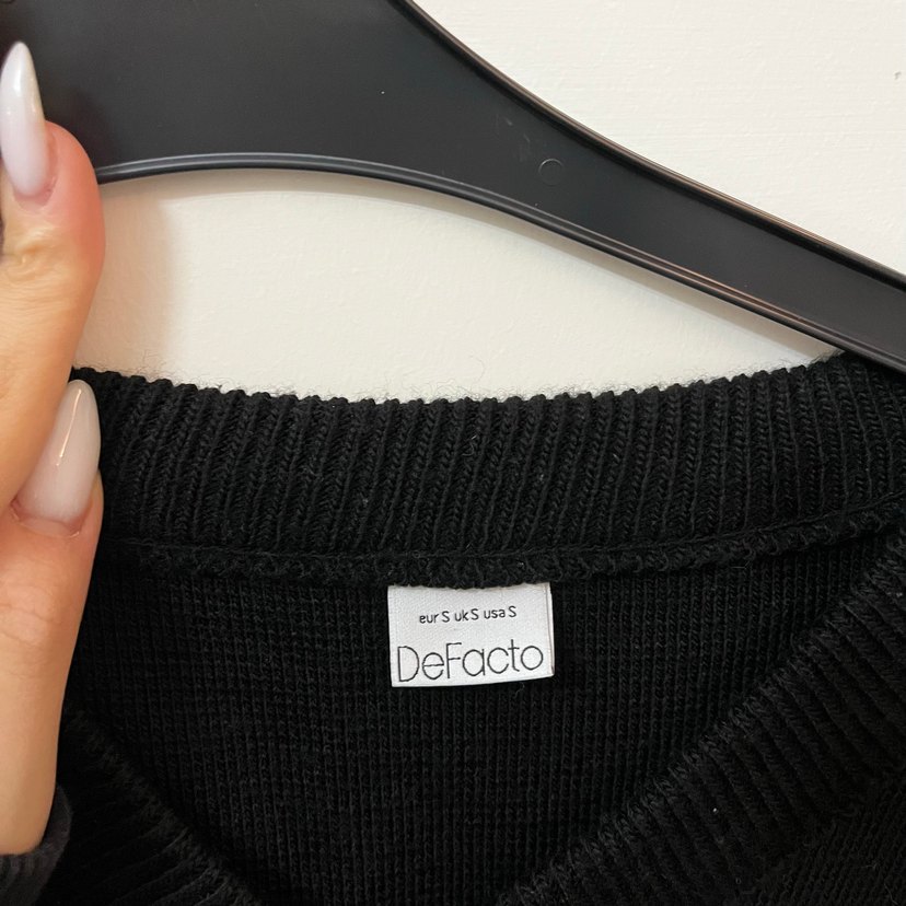 Siyah V Yakalı Kolsuz Yün Süveter - Görsel 3