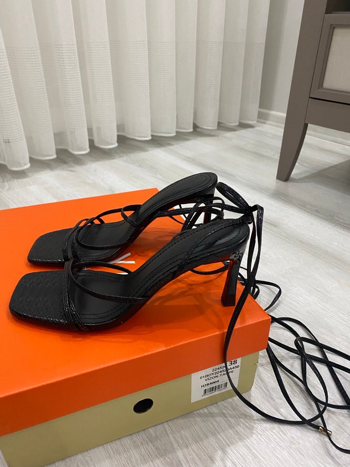 Siyah Yılan Desenli Bağcıklı Topuklu Sandalet - Görsel 3