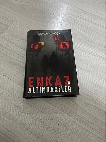 Enkaz Altındakiler
