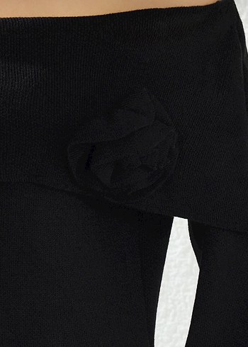 Siyah Fırfırlı Kayık Yaka gül detaylı kazak - Görsel 2