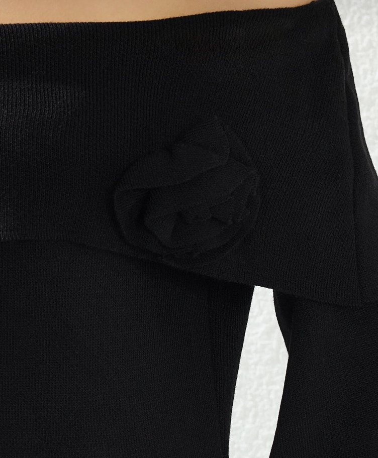 Siyah Fırfırlı Kayık Yaka gül detaylı kazak - Görsel 2