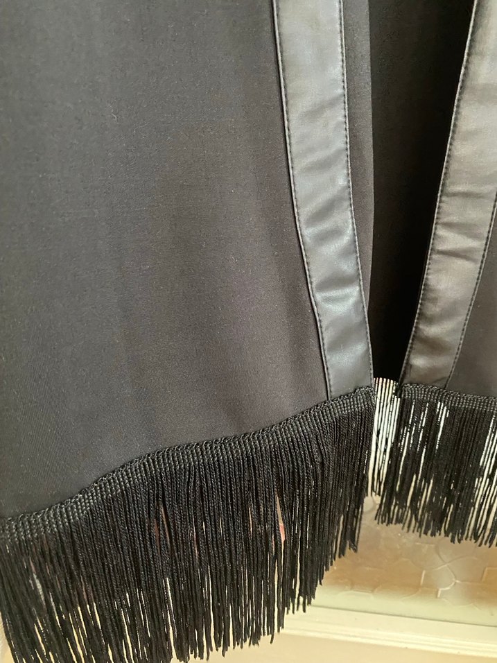 Püsküllü Siyah Uzun Kadın Yelek - Görsel 3