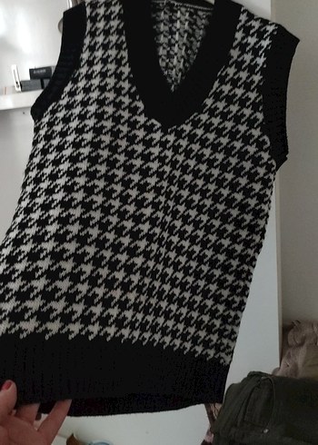 Siyah beyaz desenli V yaka süveter - Görsel 2
