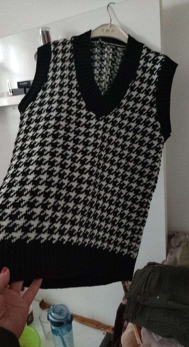 Siyah beyaz desenli V yaka süveter - Görsel 2