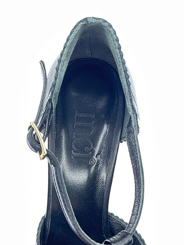 38 Beden siyah Renk inci Stiletto %70 İndirimli.