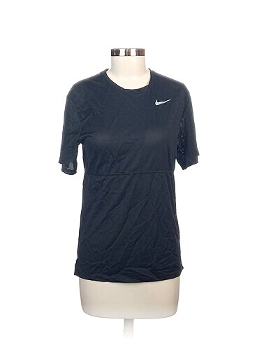 Nike T-shirt %70 İndirimli.