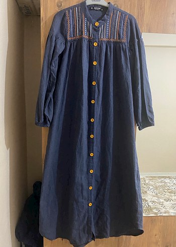 Düğmeli Nakışlı Lacivert Uzun Elbise - Görsel 2