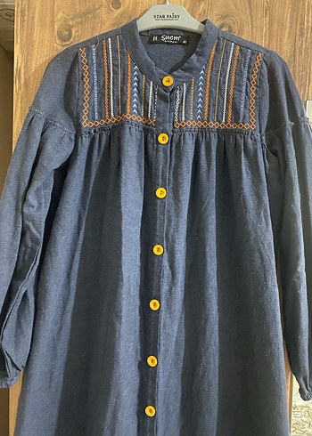 Düğmeli Nakışlı Lacivert Uzun Elbise - Görsel 3