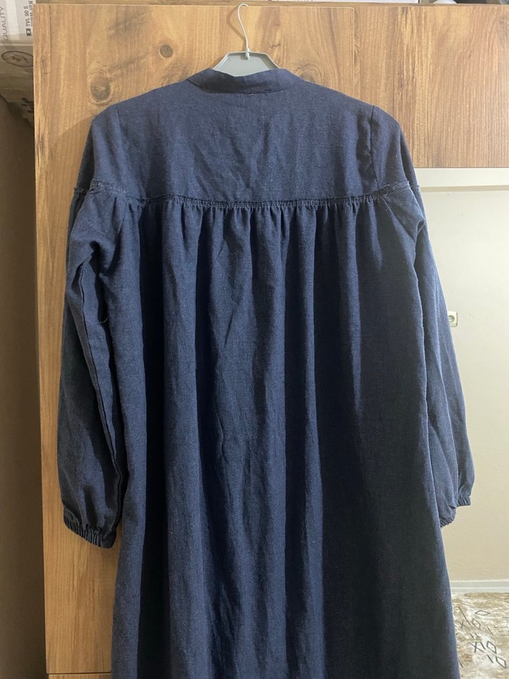 Düğmeli Nakışlı Lacivert Uzun Elbise - Görsel 5