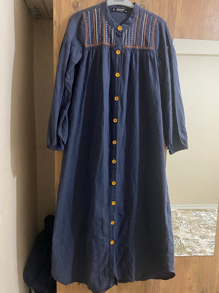 Düğmeli Nakışlı Lacivert Uzun Elbise - Görsel 2