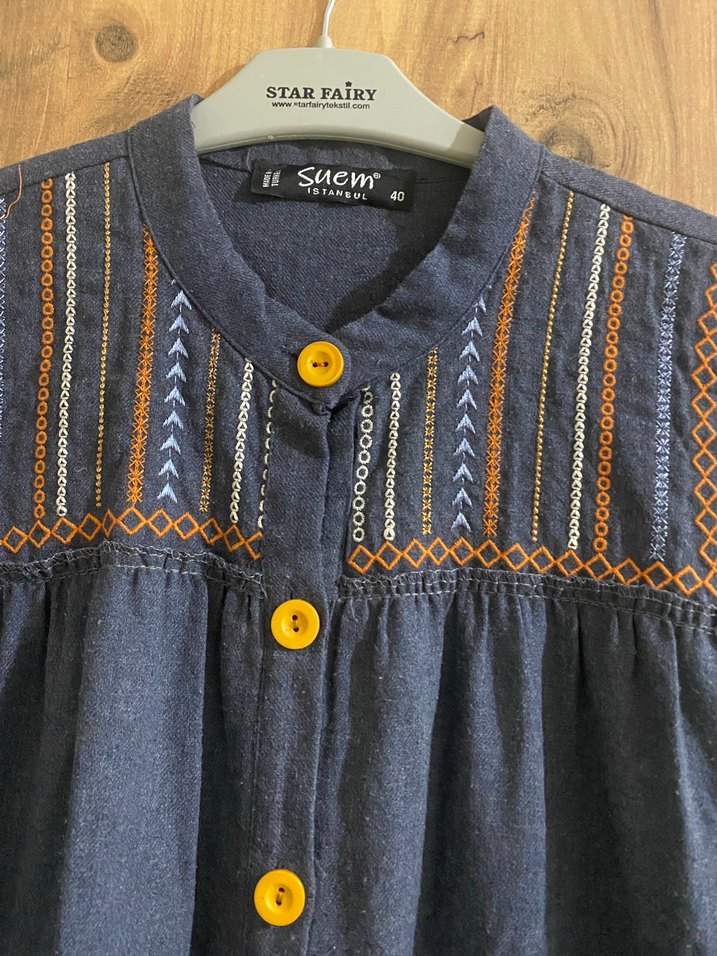 Düğmeli Nakışlı Lacivert Uzun Elbise - Görsel 4