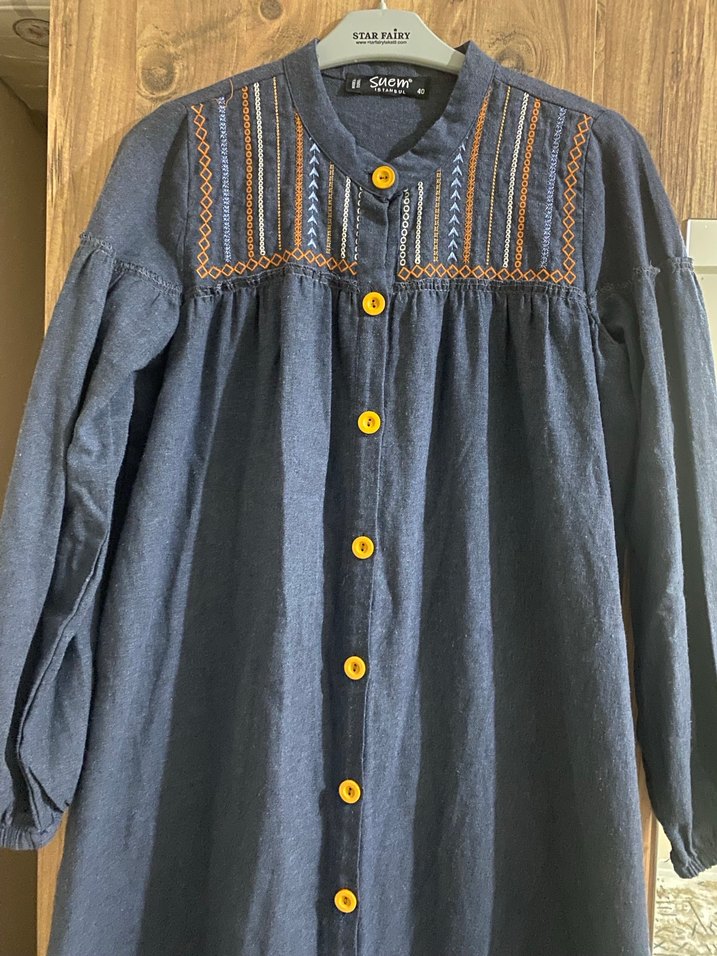 Düğmeli Nakışlı Lacivert Uzun Elbise - Görsel 3