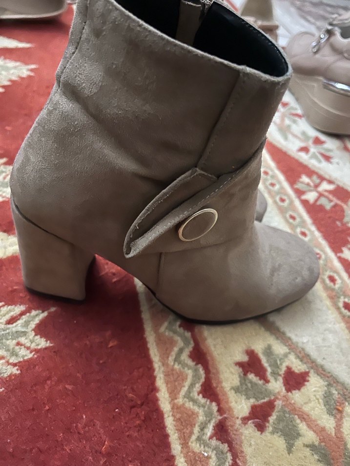 Gri Süet Tokalı Kadın Bot - Görsel 3