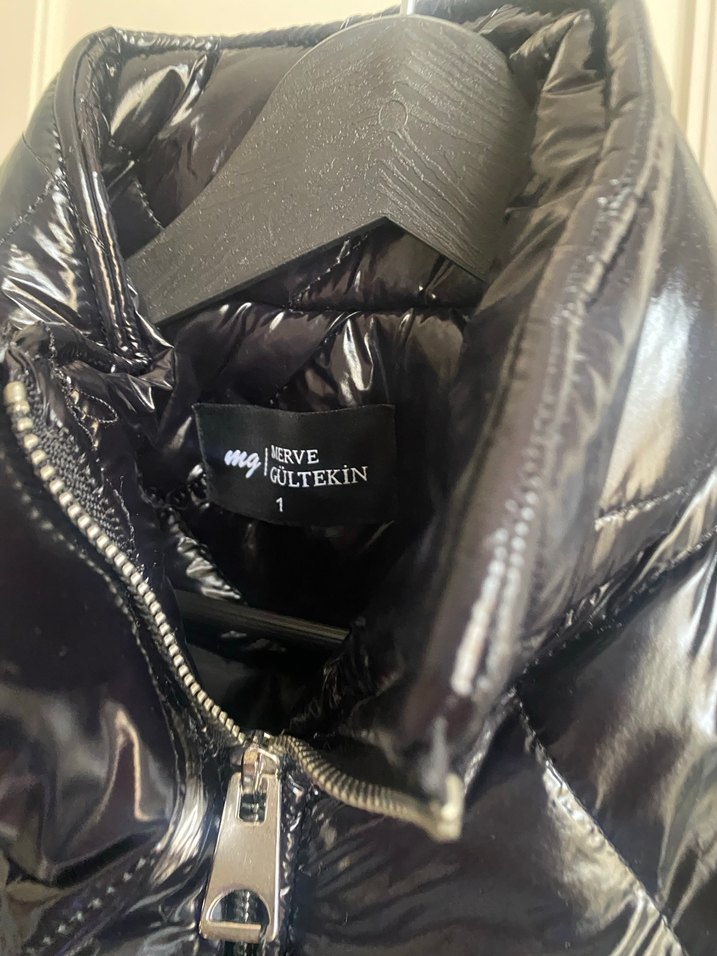 Siyah Parlak Yüksek Yakalı Fermuarlı Kadın Yelek - Görsel 2