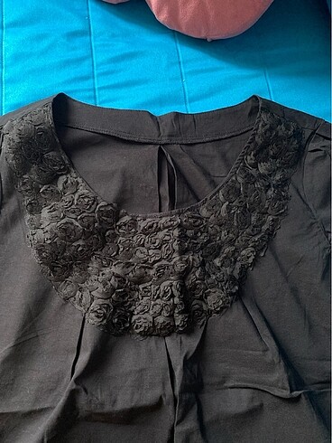 siyah yakası gül detaylı elastan kumaş bluz - Görsel 2