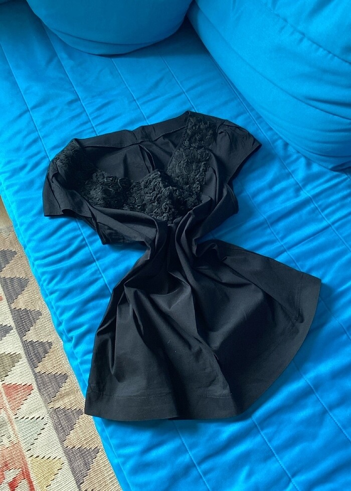 siyah yakası gül detaylı elastan kumaş bluz - Görsel 3