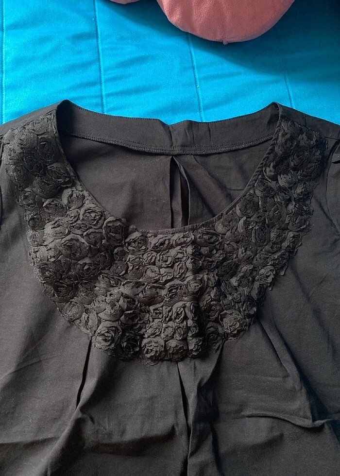 siyah yakası gül detaylı elastan kumaş bluz - Görsel 2