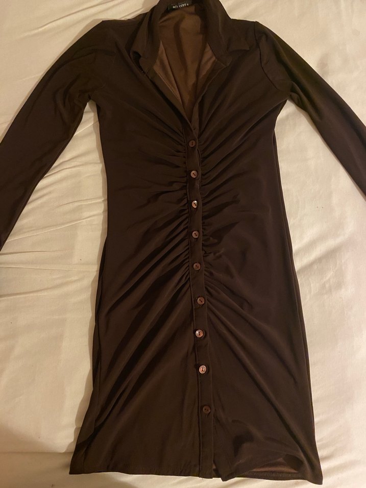 Uzun Kahverengi Düğmeli V Yakalı Kadın Elbise - Görsel 2