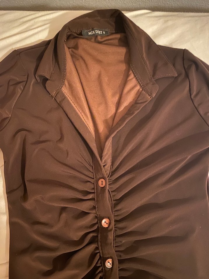 Uzun Kahverengi Düğmeli V Yakalı Kadın Elbise - Görsel 3